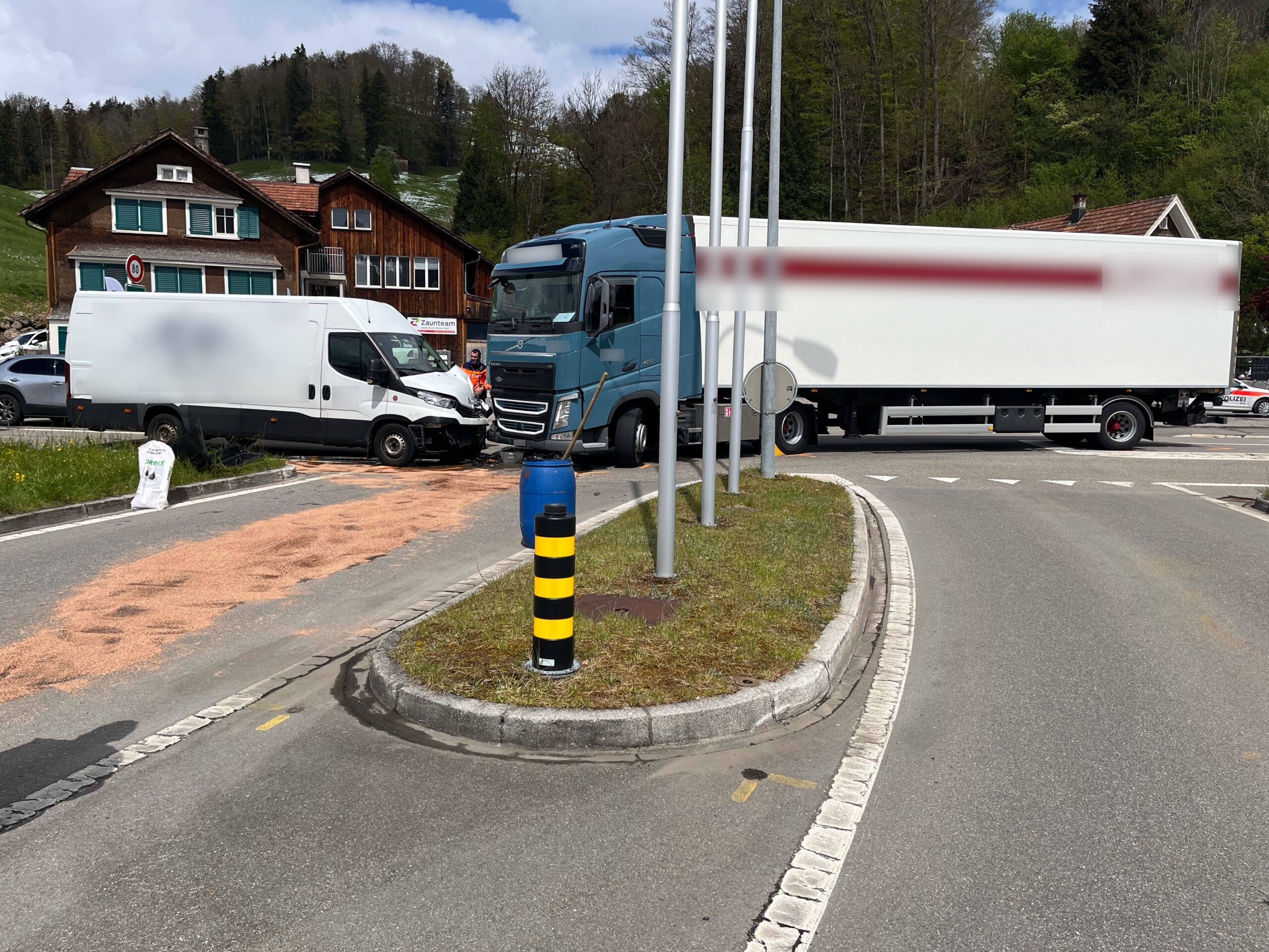Ebnat-Kappel SG - Unfall zwischen Sattelmotorfahrzeug und Lieferwagen – Zeugenaufruf