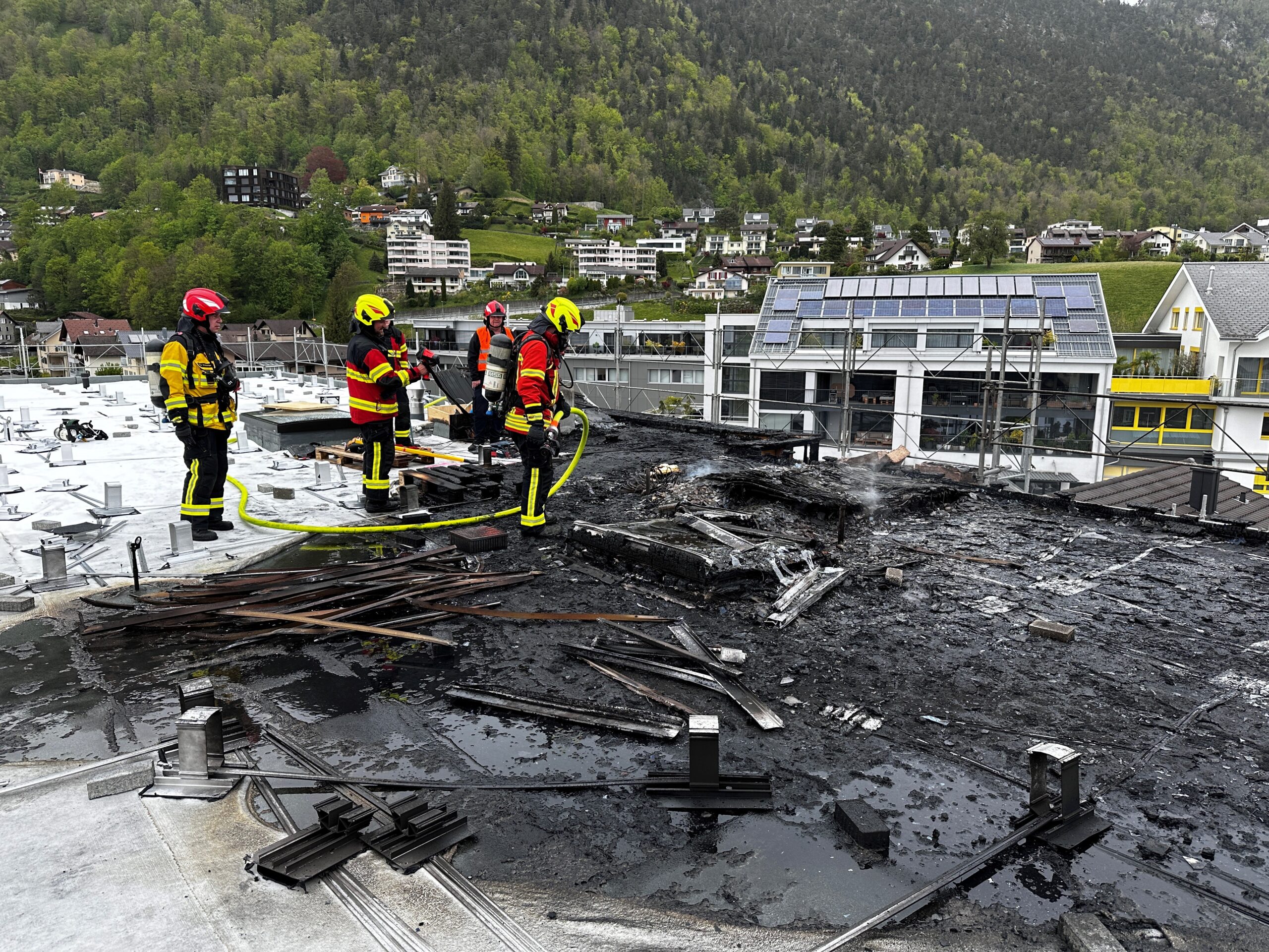 Brunnen SZ - Brand auf Dach einer Baustelle