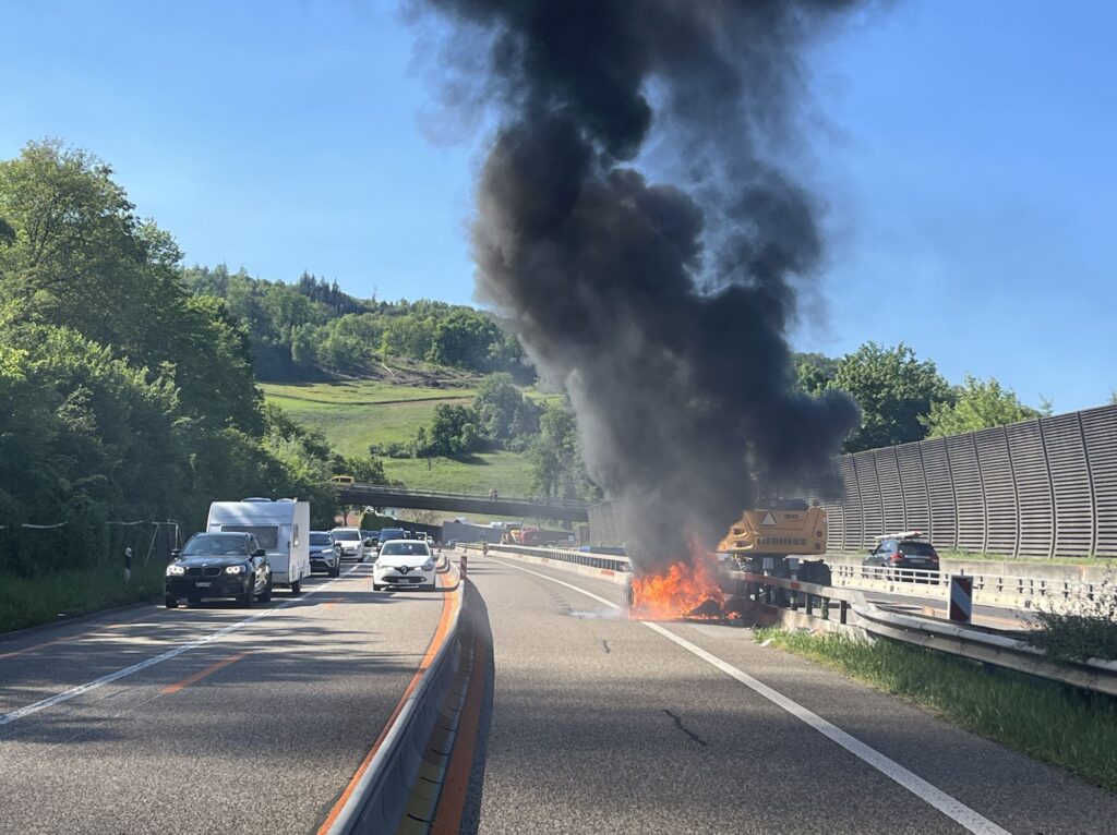 A2 bei Zunzgen - Fahrzeugbrand