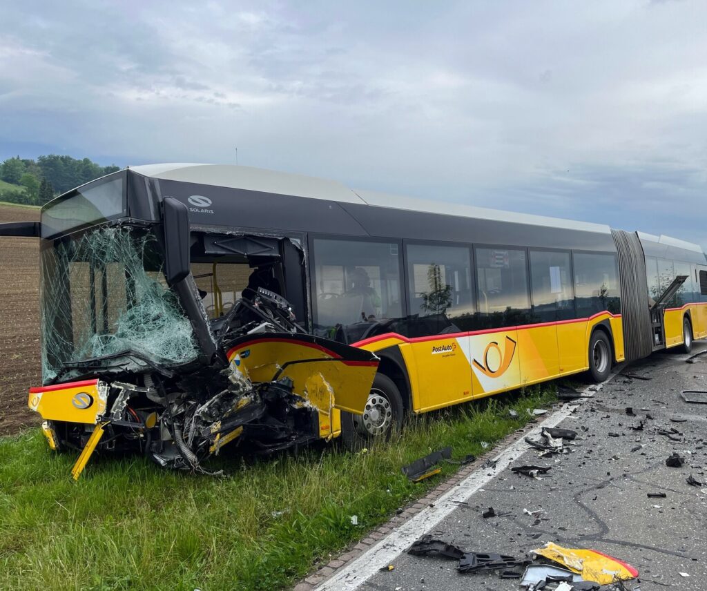 Im heutigen Morgenverkehr kam es zu einer frontalseitlichen Kollision zwischen einem Personenwagen und einem Postauto. Zwei Personen wurden verletzt, eine davon schwer. Es entstand grosser Sachschaden.