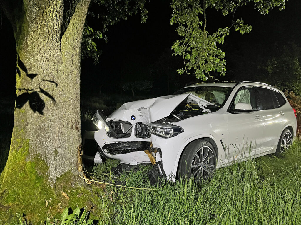 BMW kollidiert mit Baum