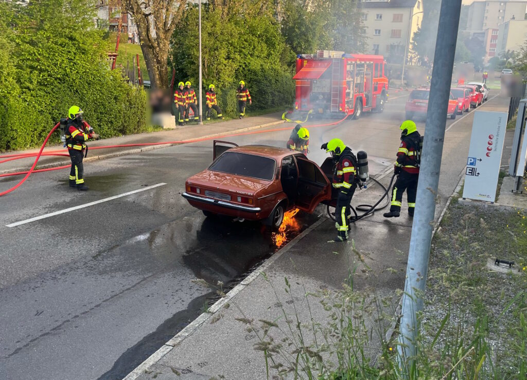 Opel Kadett brennt in Flawil