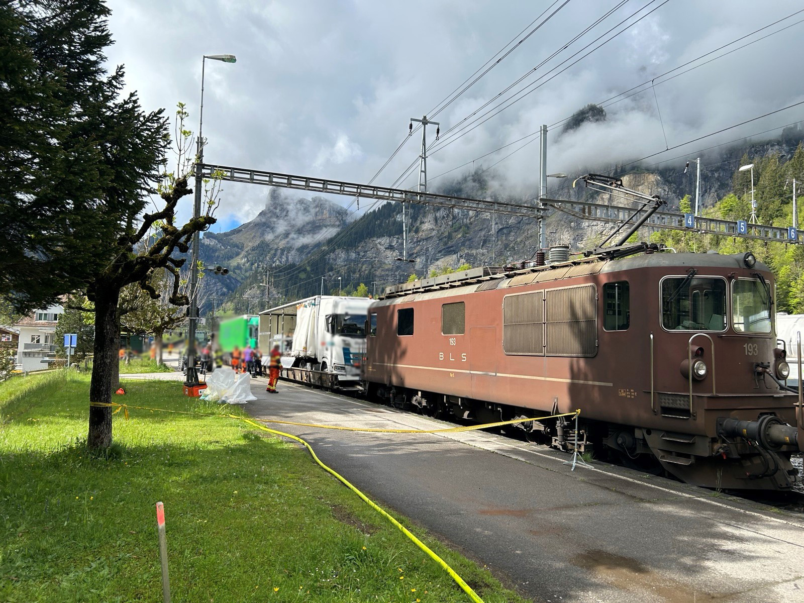 Am Mittwoch, 22. Mai 2024, ist es auf der Bergstrecke im Lötschbergtunnel auf Höhe Hohtenn (Kanton Wallis) zu einem Chemievorfall gekommen. (Quelle: Kapo Bern)