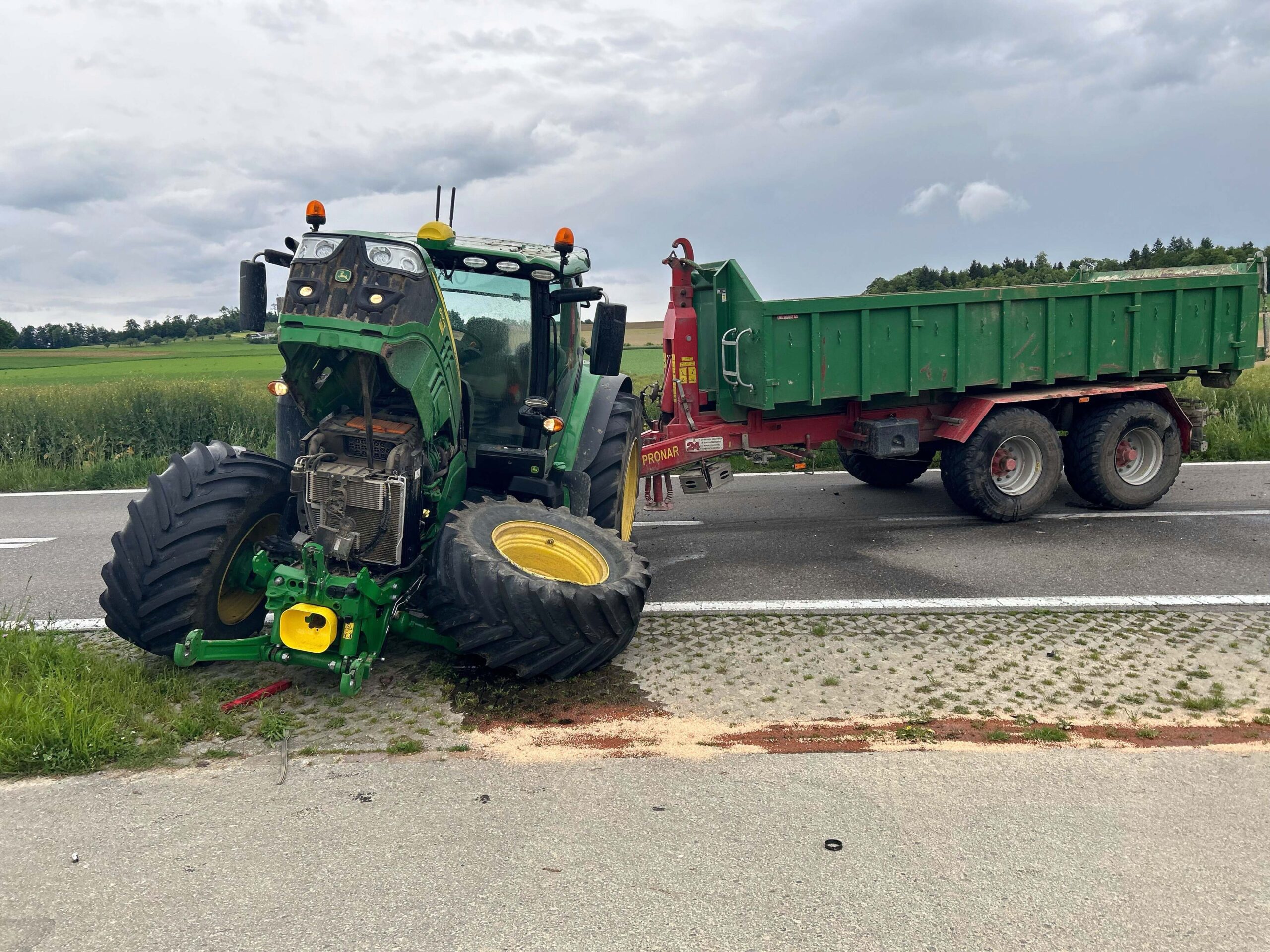 Unfall zwischen Traktor und Auto in Lupfig