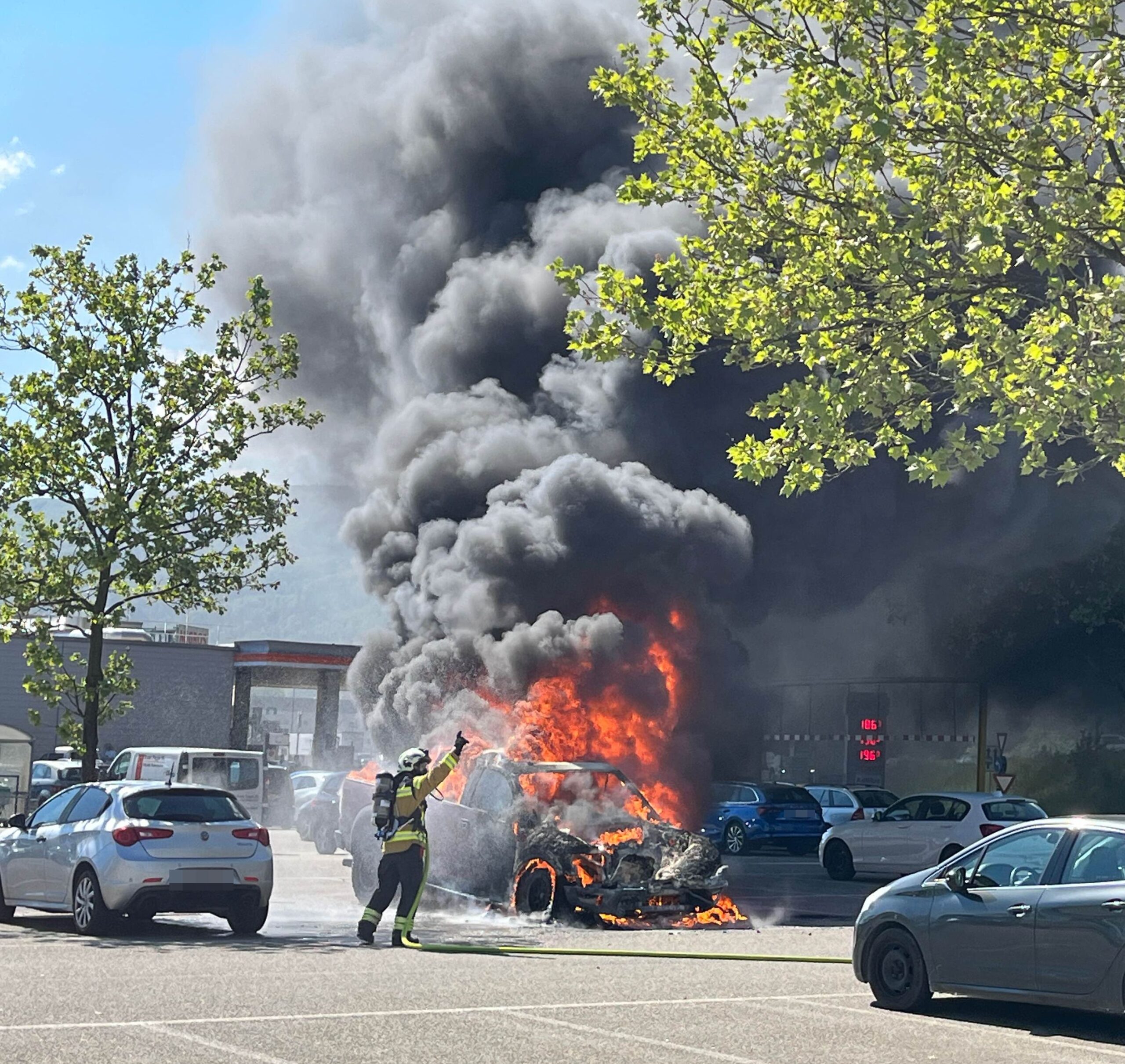 Lieferwagen auf Parkplatz von Gäupark ausgebrannt