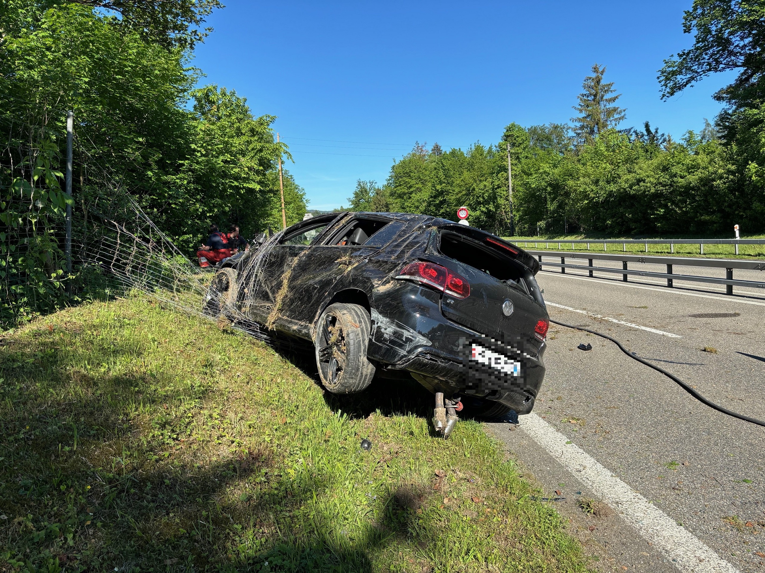 A52 in Grüningen nach Unfall gesperrt