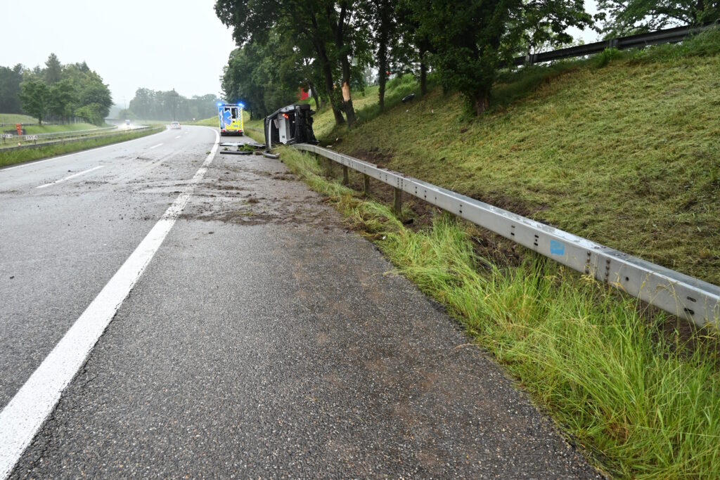 Autofahrer nach Unfall auf der A1 leicht verletzt