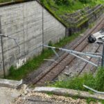 Zugunglück in Neyruz FR – Auto stürzt von Brücke und wird von Zug erfasst