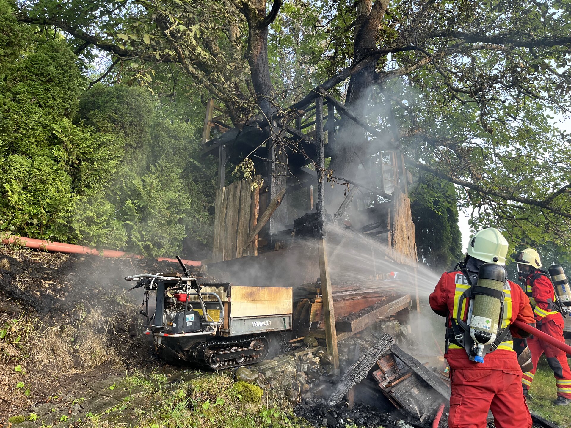 Feuerwehr löscht Brand in Baumhaus in Tann SG