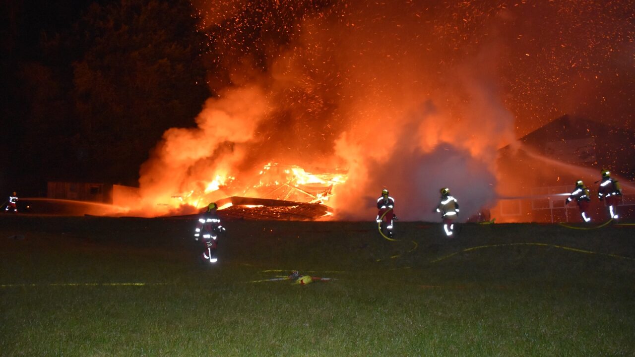 Valzeina: Grosseinsatz der Feuerwehr nach Brand in Transportunternehmen