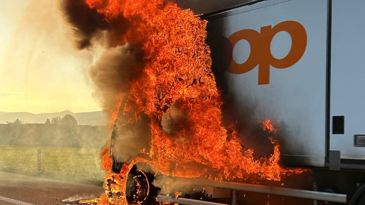 Lastwagen auf der A1 bei Niederlenz ausgebrannt – keine Verletzten