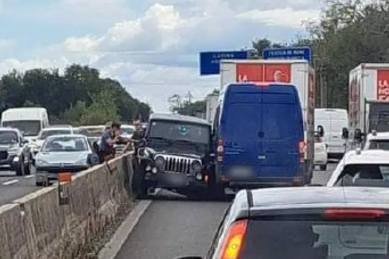 17 Kilometer in falscher Richtung auf der Pontina mit gestohlenem Auto