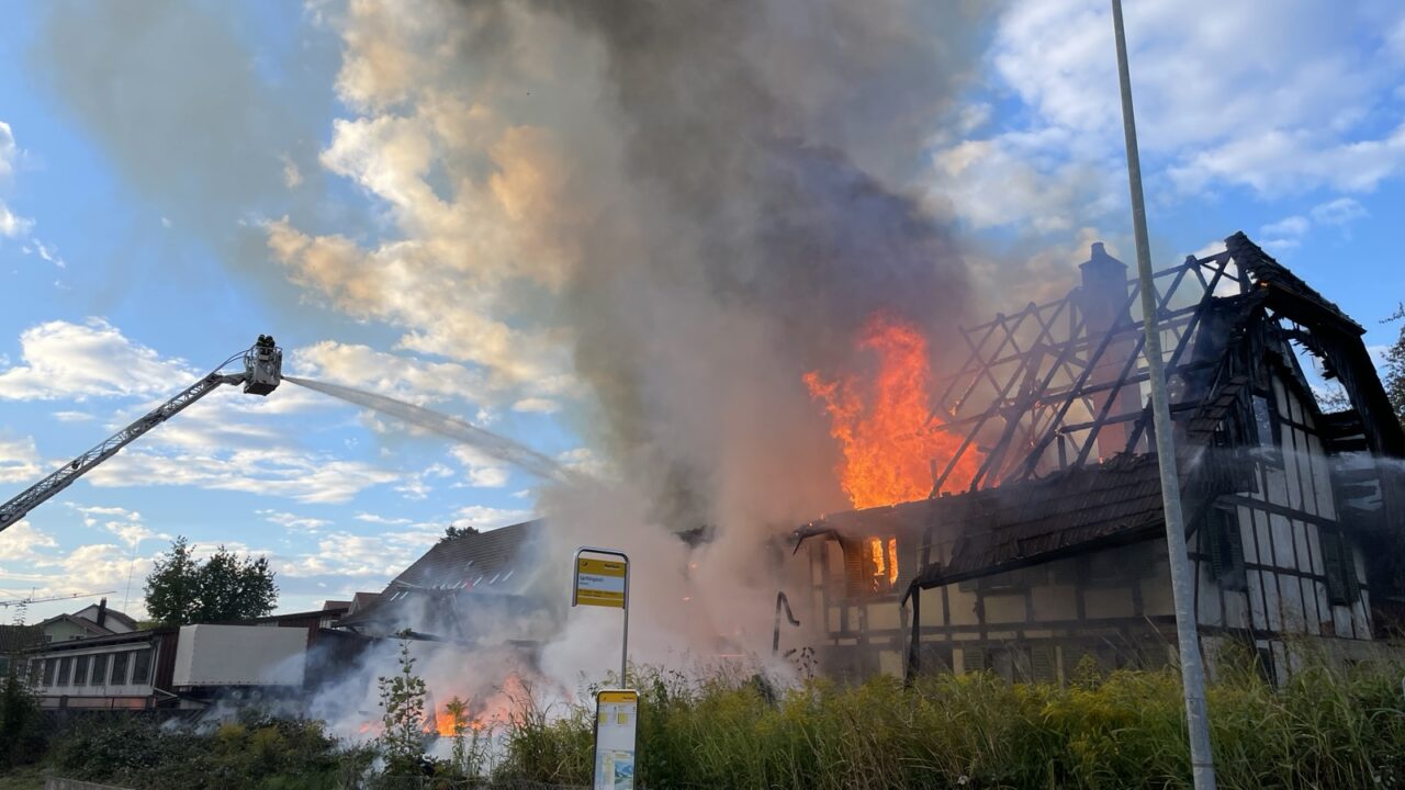 Kerzers: Brand eines unbewohnten Bauernhauses – Gebäude zerstört