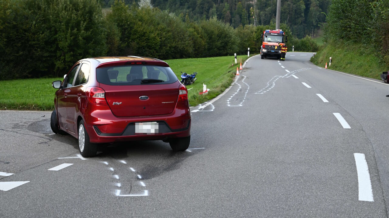 Motorradunfall auf der Wasserfluhstrasse in Brunnadern – Fahrer von Rega ins Spital geflogen