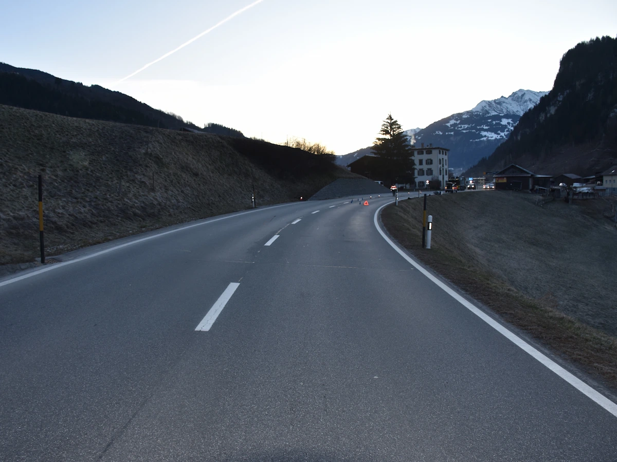 Unfallstelle auf der Oberalpstrasse mit Polizeiabsperrung. (Bild von Kapo GR)