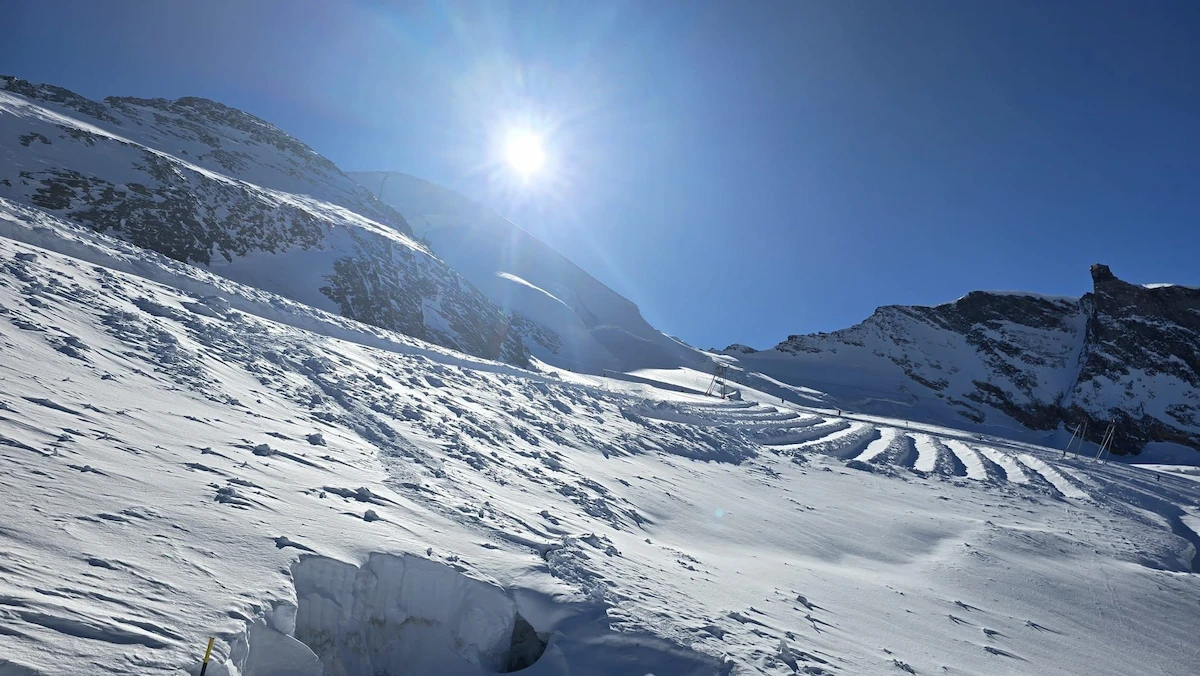 Gletscherspalte – Lebensgefährliche Gefahr für Wintersportler. (Bild von Kapo VS)