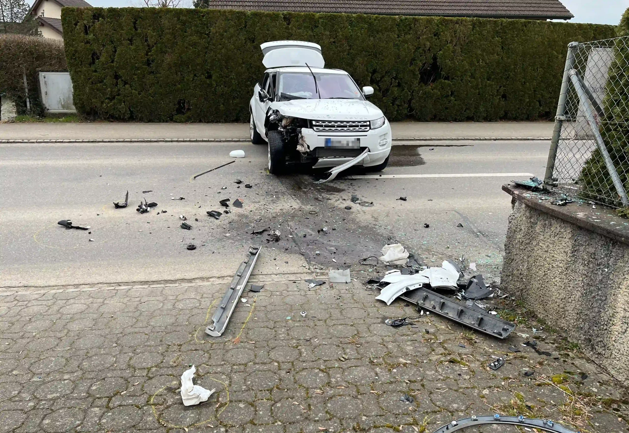 Unfallfahrzeug nach dem Aufprall gegen eine Mauer in Mattwil (Bild von Kapo TG)