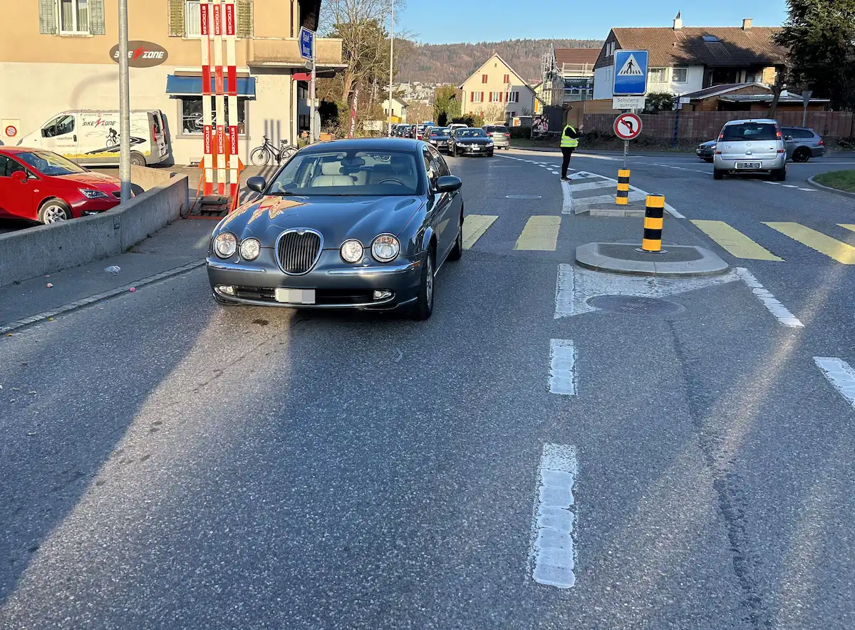 Unfallstelle in Windisch mit beschädigtem Auto und Polizeiabsperrung (Bild von Kapo AG)