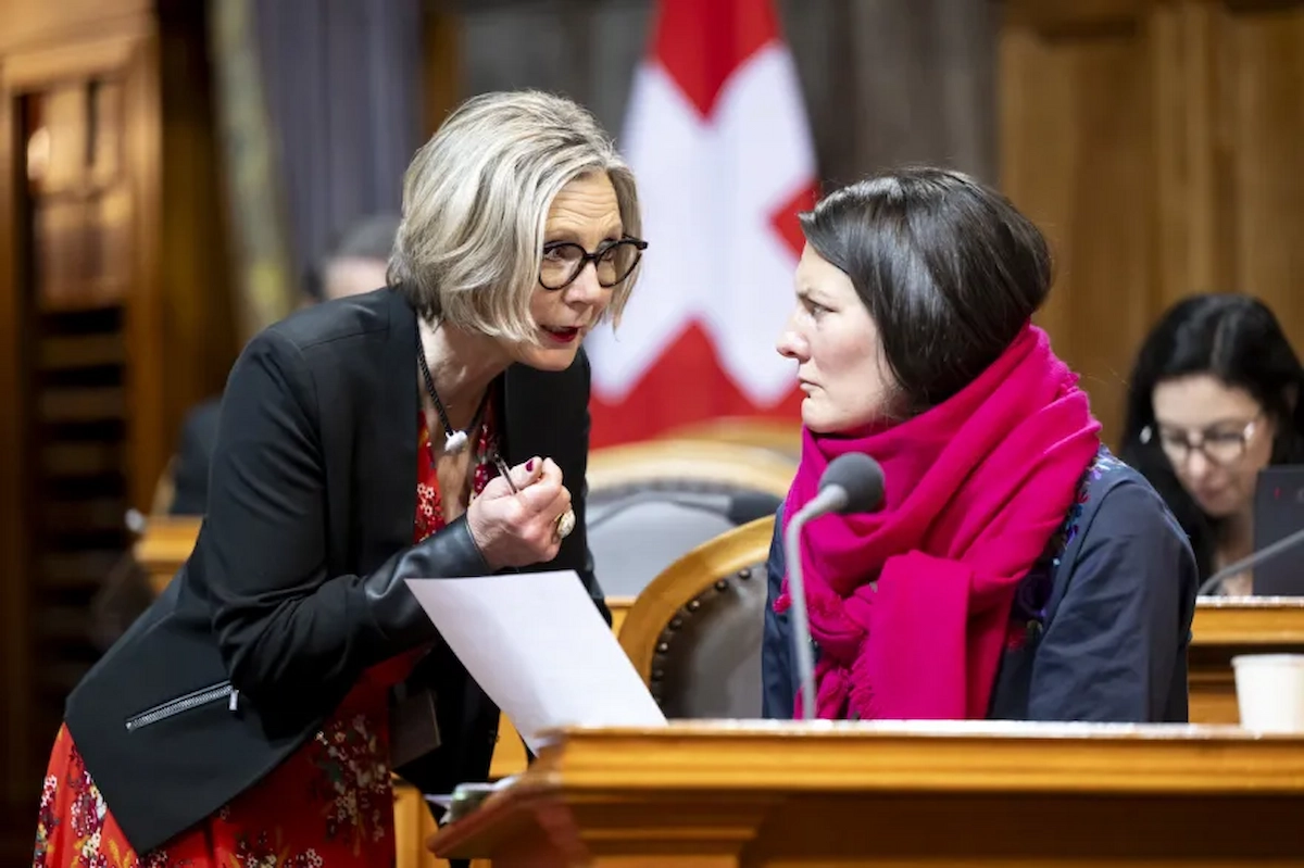 Schweizer Parlament während einer Sitzung – Debatten zur Frühjahrssession