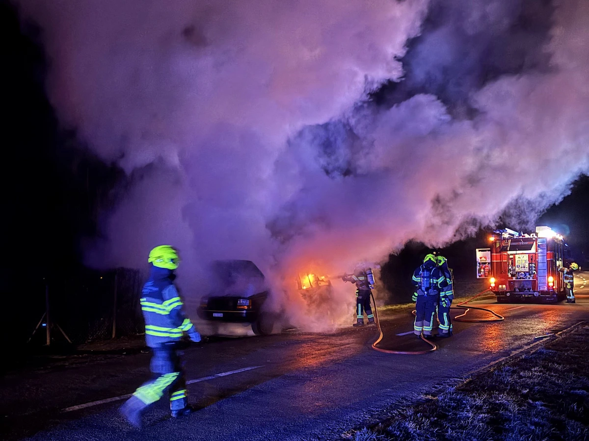 Feuerwehr bei einem brennenden Fahrzeug – Grosseinsatz in Algetshausen. (Bild von Kapo SG)