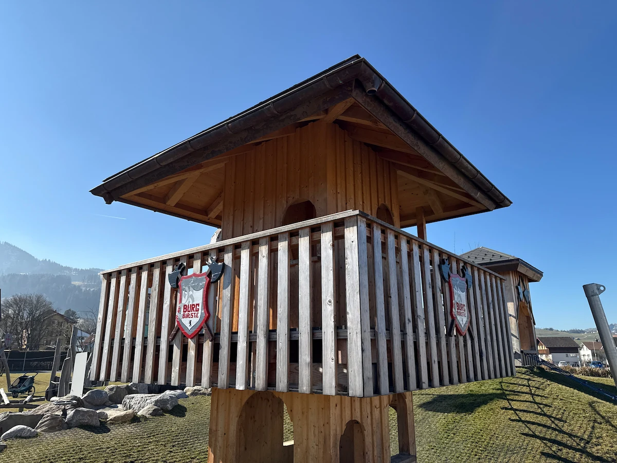 Zerstörte Spielgeräte – mutwillige Beschädigung auf dem Spielplatz. (Bild von Kapo AI)