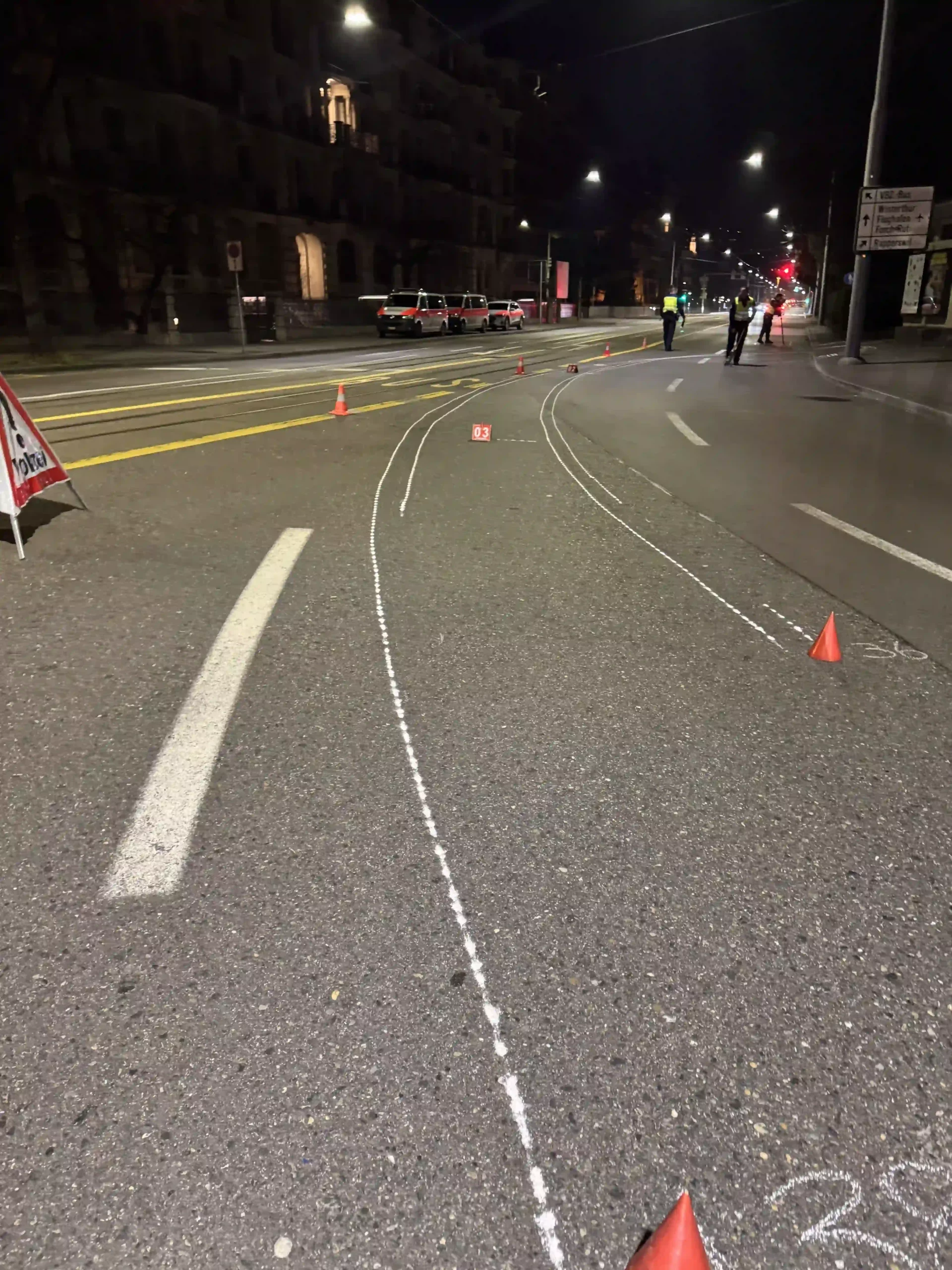 Unfallstelle mit Polizeiabsperrung – Raserdelikt in Zürich. (Bild von Kapo ZH)