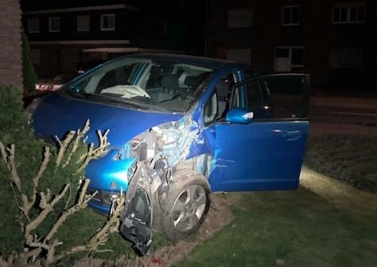 Unfall in Neukirchen-Vluyn (D): Auto prallt gegen Hauswand – Blutprobe entnommen