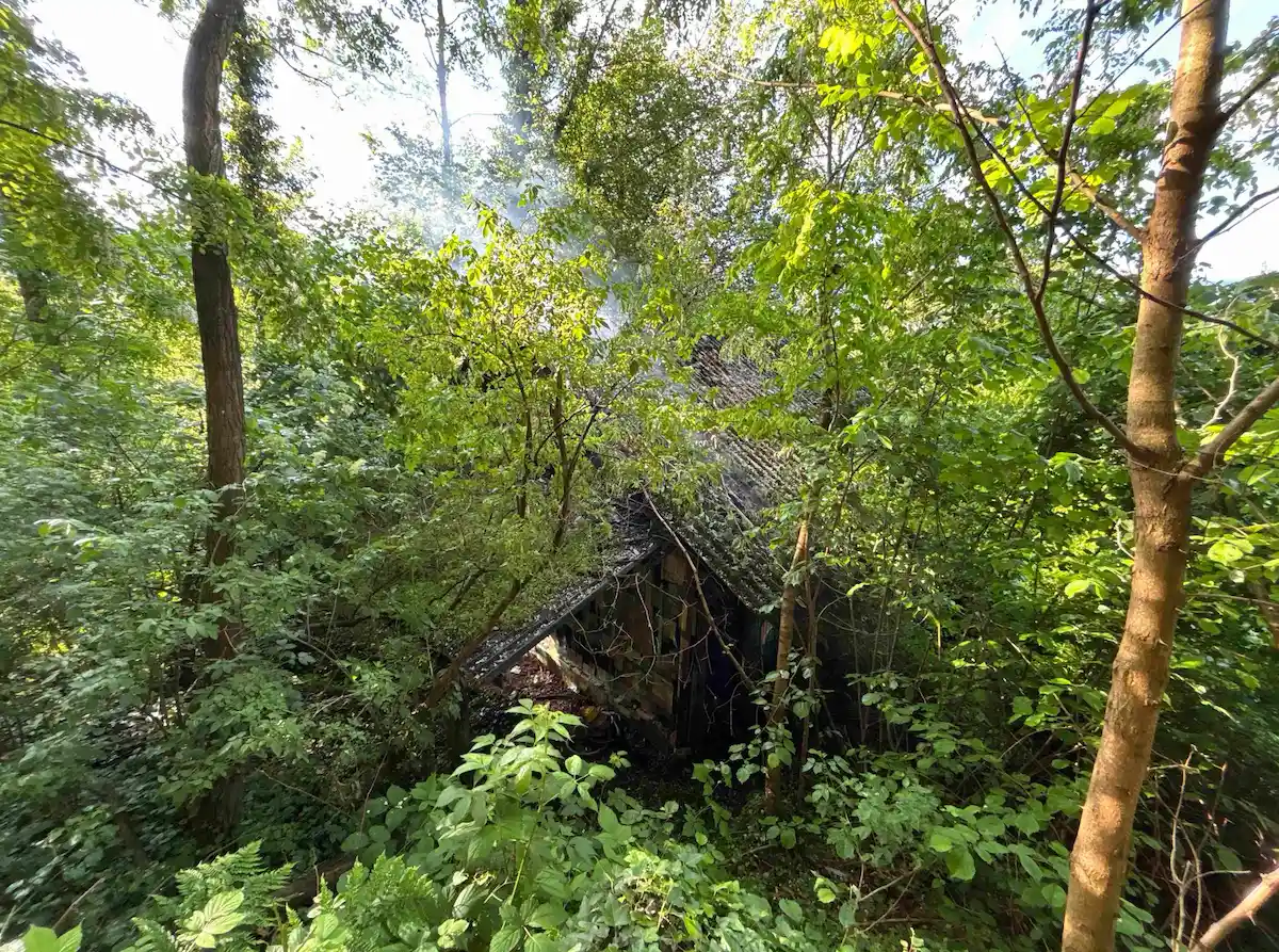 Zerstörtes Dach nach Feuer in leerstehender Hütte