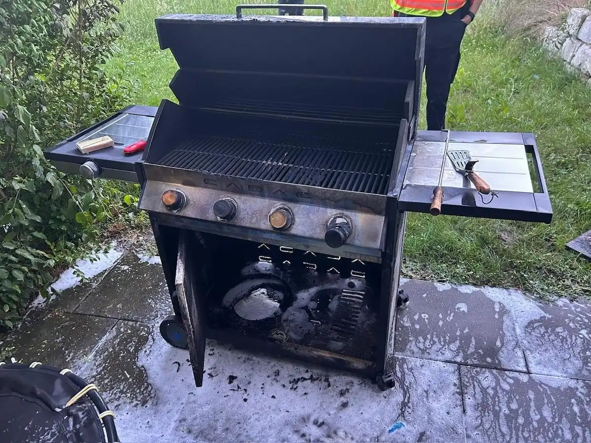 Ausgebrannter Gasgrill nach Brand auf Terrasse in Schaffhausen