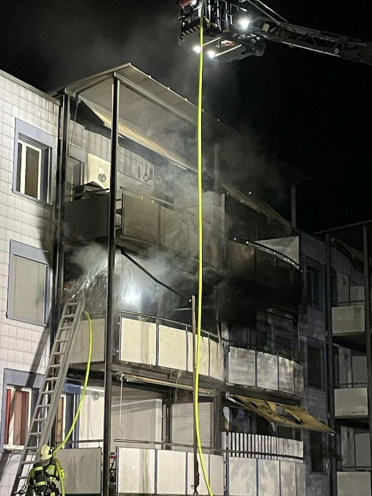 Flamatt FR: Brand in Mehrfamilienhaus – 34 Personen evakuiert