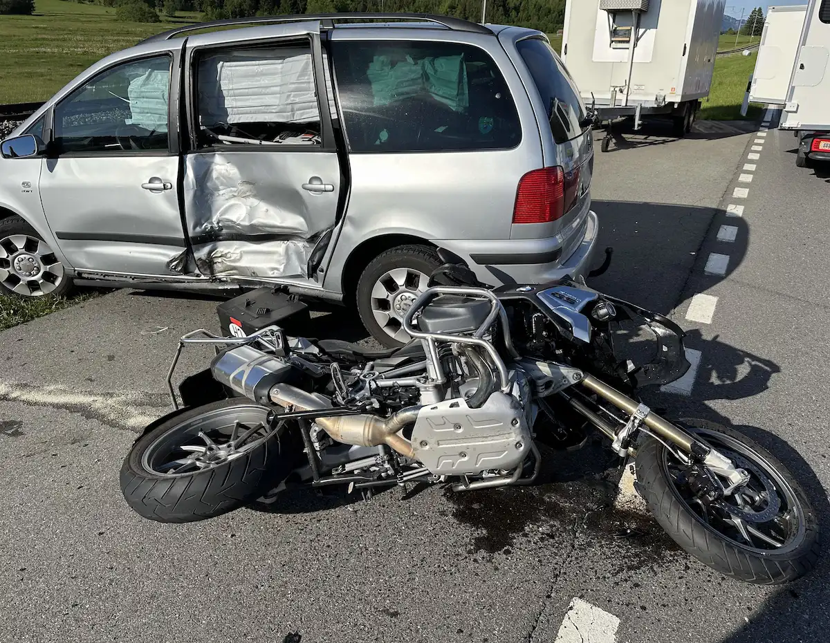 Motorrad liegt nach Kollision mit Auto in Bennau auf der Fahrbahn