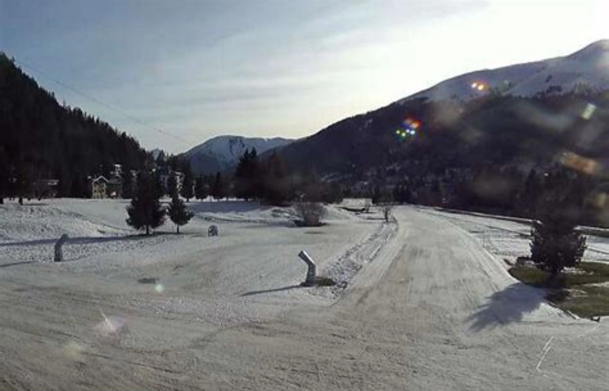 A28 bei Susch (GR): Schneebedeckte Fahrbahn zwischen Tschuggen und H27
