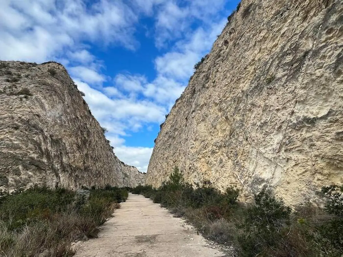 Schlucht bei Tuvixeddu in Cagliari unter blauem Himmel
