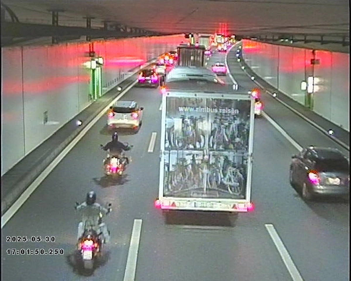 Stau nach Unfall im Schwarzwaldtunnel auf der A2 bei Basel (BS)