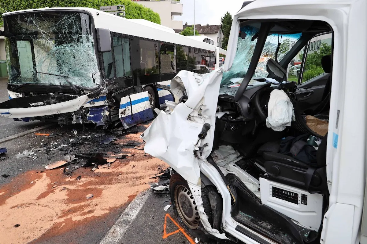 Zug: Frontalkollision zwischen Lieferwagen und Linienbus – sieben Verletzte