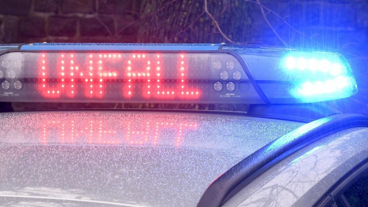 Blaulicht und Unfallwarnung auf Polizeifahrzeug nach Unfall auf der A1 bei Kirchberg