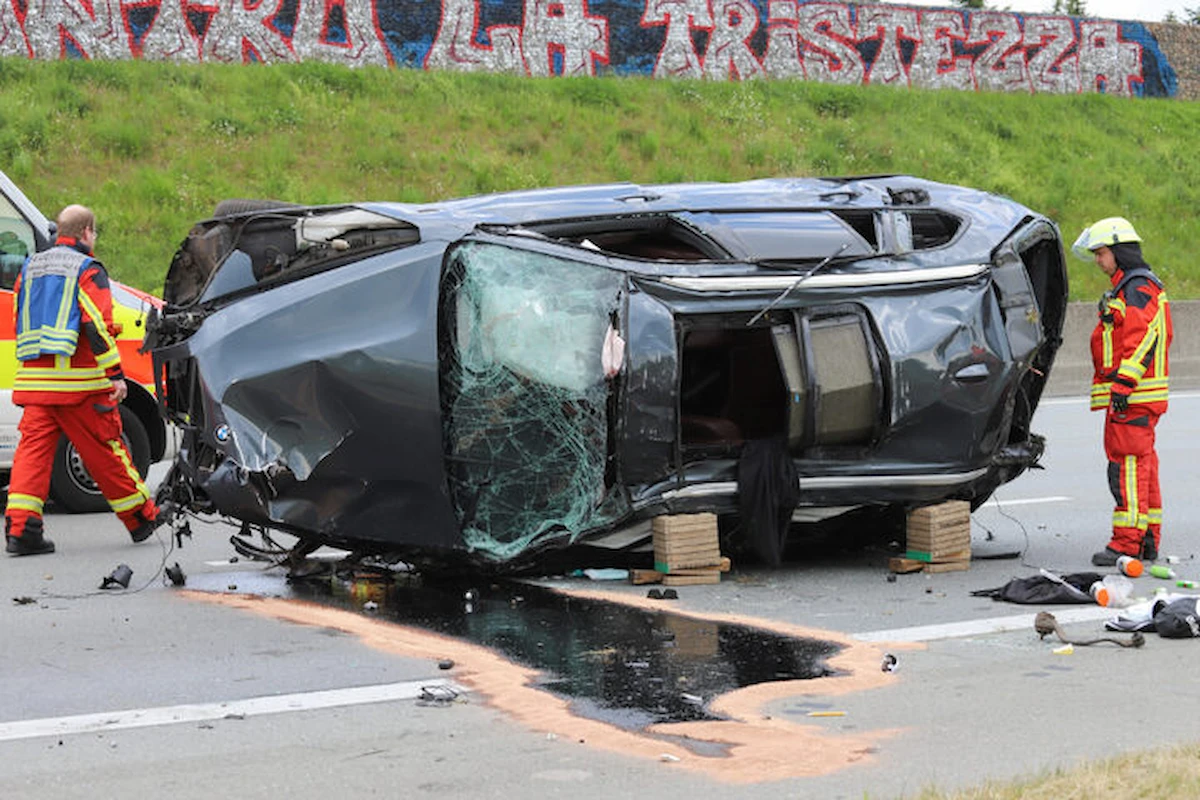 A7 bei Kaltenkirchen D: Auto überschlägt sich – drei Schwerverletzte