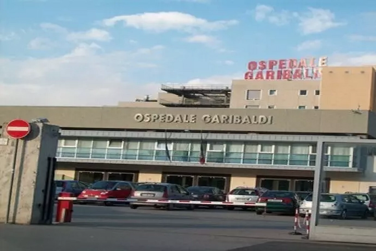 Eingang des Ospedale Garibaldi in Catania mit geparkten Autos