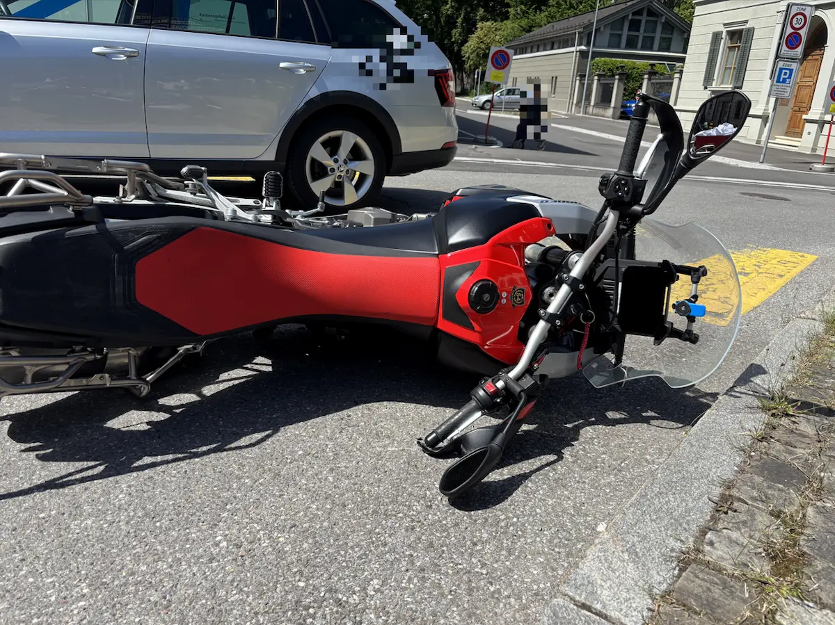 Motorradunfall in Glarus bei Kreuzung Hauptstrasse