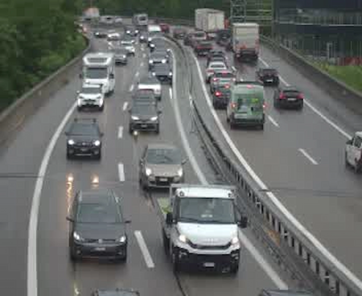 Stau auf der A1 bei Härkingen SO bei regennasser Fahrbahn
