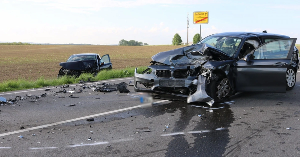 B30 Enzisreute D: Schwerer Unfall mit drei Autos – neun Verletzte