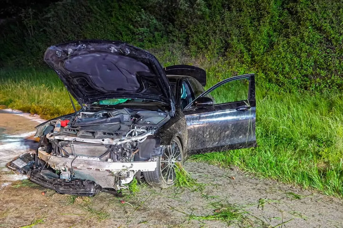 Schwerer Unfall bei Autorennen auf A8 D: Mercedes überschlägt sich