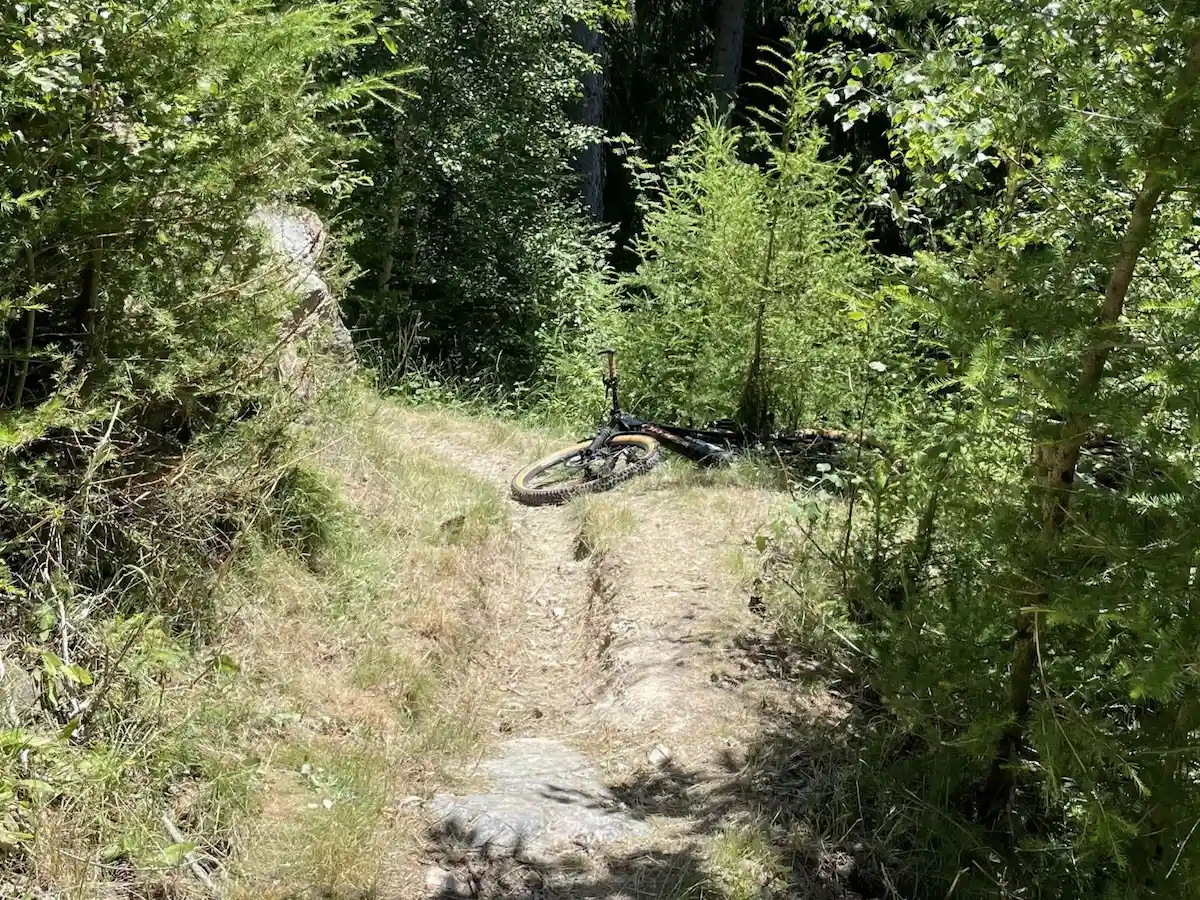 Verlassenes E-Bike auf schmalem Bergweg bei Poschiavo – Unfallstelle eines tödlich verunglückten Mountainbikers