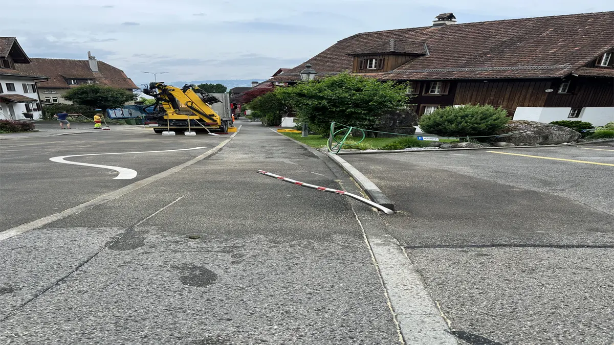 Unfallstelle in Greppen mit beschädigtem Metallpfosten und LKW vor Ort