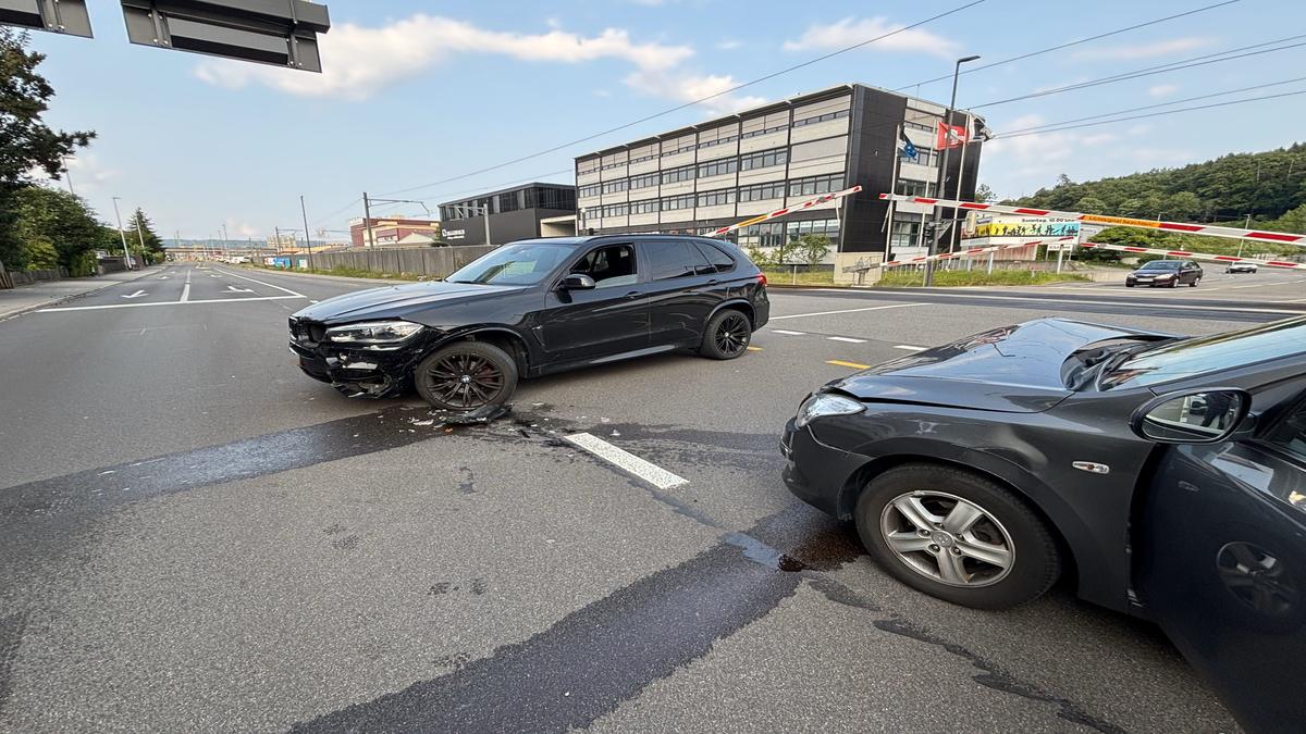 Kollision zweier Fahrzeuge an Kreuzung in Brugg bei offener Bahnschranke