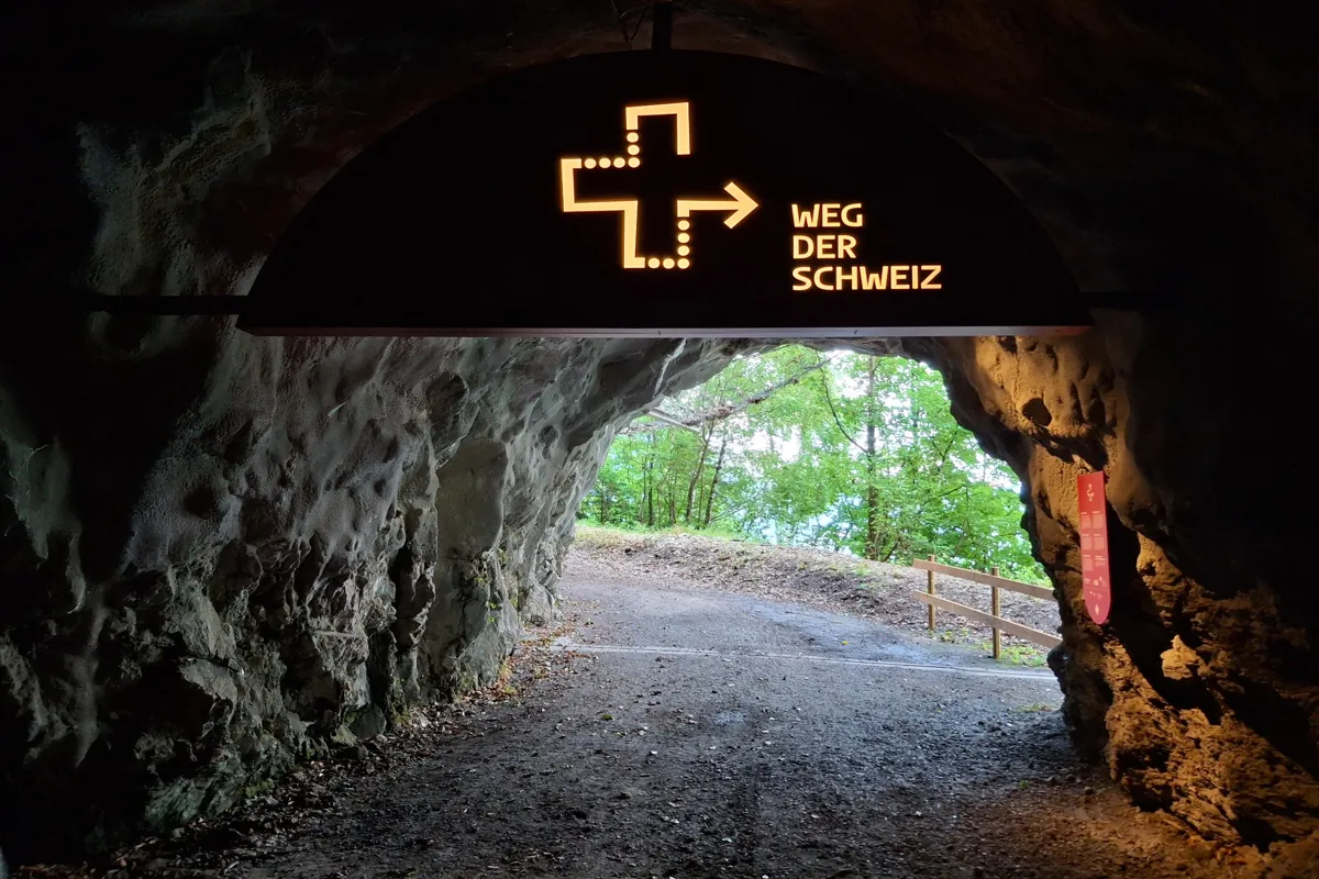 Redaktioneller Artikel: Neuer Erlebnistunnel am Weg der Schweiz