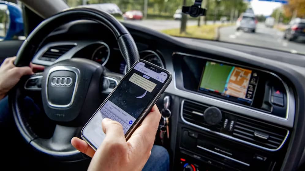 Unfallursache Ablenkung: Handy am Steuer bleibt tödlicher Trend