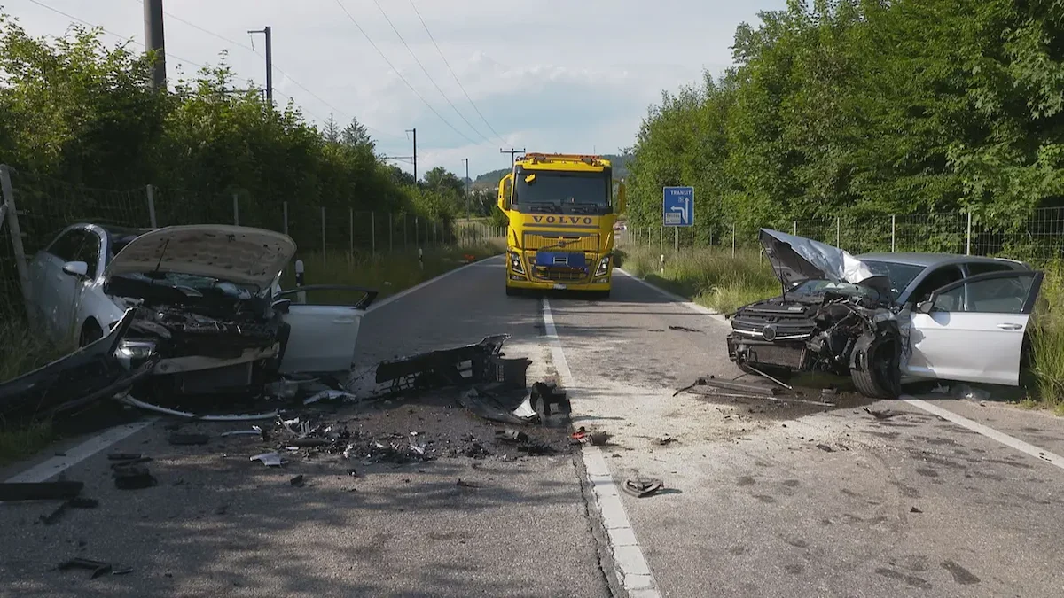 Frontalunfall bei Döttingen AG: Zwei Fahrzeuge stark beschädigt auf Strasse