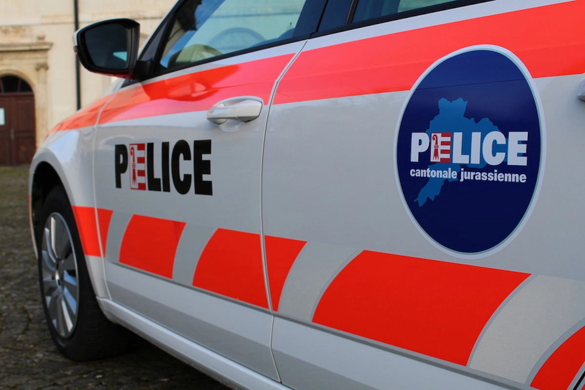 A16 bei Bassecourt JU: Auto prallt gegen Leitplanke – Fahrer verletzt