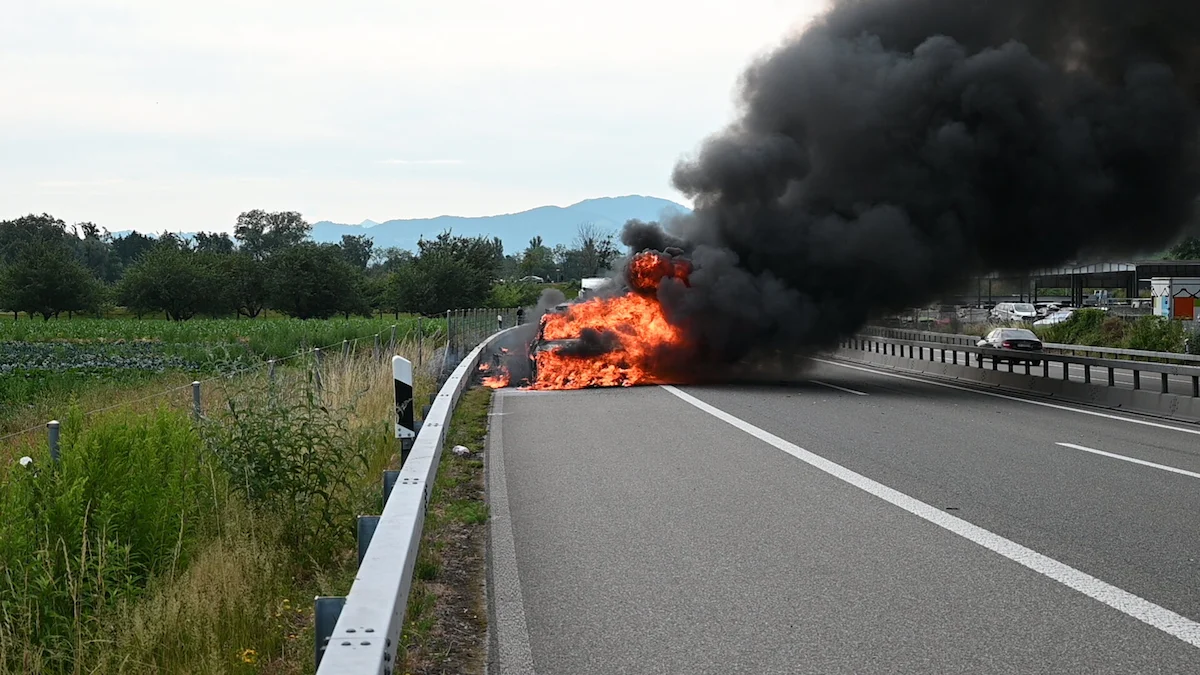 Fahrzeug in Flammen blockiert Fahrspur der A1 bei St. Margrethen – dichter Rauch über der Autobahn